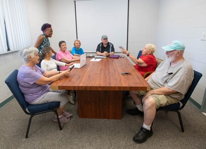 Suzanna Jones, second from right, asks a question about cell phones during a Retired Senior Volunteer Program (RSVP) computer lab at the Milton Community Center on Wednesday, Oct. 5, 2022.