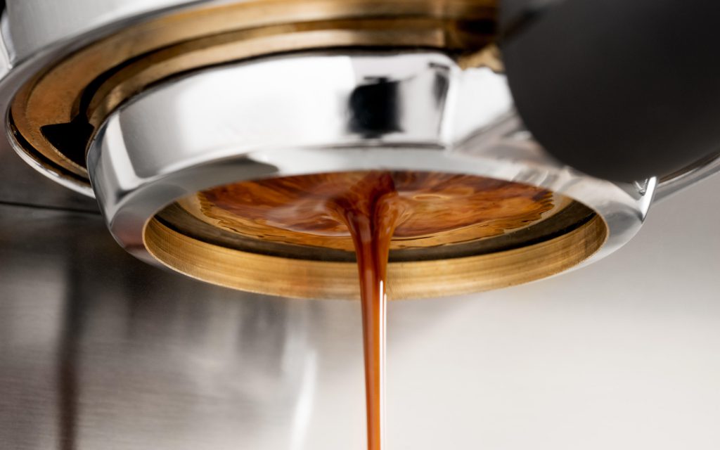 Extracting espresso using a naked portafilter