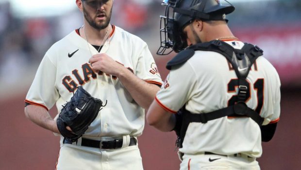 Despite hiccups, Giants all in on new technology for giving signs