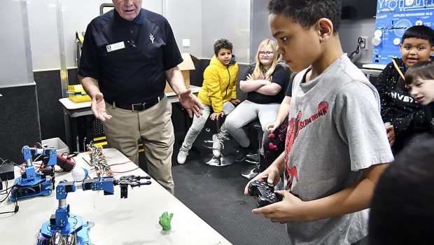 Ivy Tech's STEM mobile lab lets students learn about technology at a young age | News