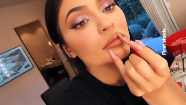 Kylie Jenner _ Christmas Makeup Tutorial 2019