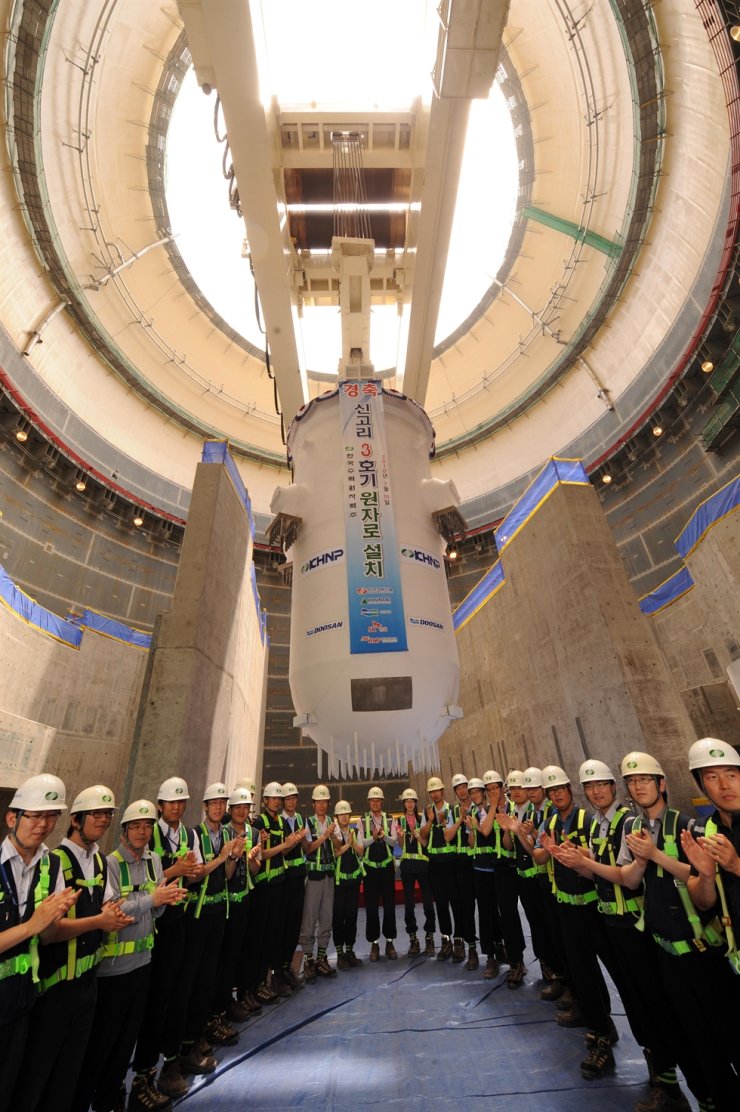 Employees of Korea Hydro and Nuclear Power celebrate the installation of an APR-1400 reactor at Shin Kori Unit 3, a Korea-developed nuclear power plant, in Ulju, Ulsan Metropolitan City, July 15, 2010. Korea Times file