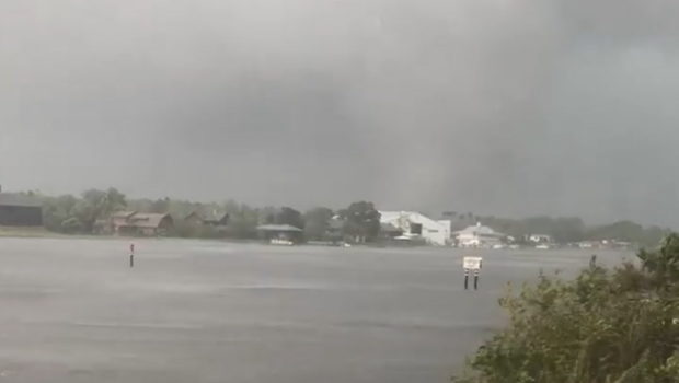 Tornado spins through Florida town