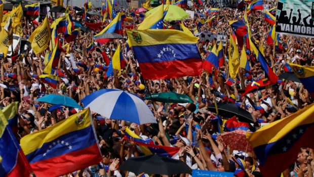 Venezuela Convoy Heads to Colombia Border As Maduro Threatens to Close It